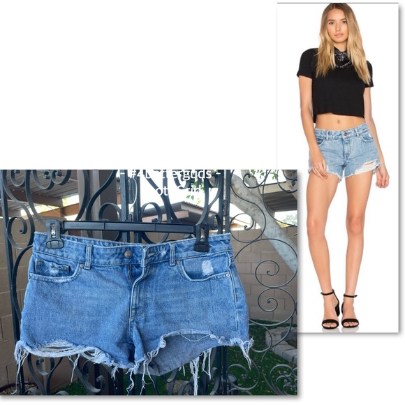 DL1961 Renee Cutoff Distressed Ripped Frayed in Soul Wash Denim Mini Short Sz 27 - Picture 4 of 16
